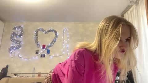 Snapshot of celenfomes chatting on 12.02.25 Selene online show from 12.02.25