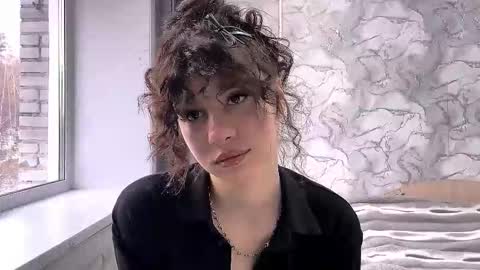 Snapshot of chanel_no_5 chatting on 10.10.25 Amelia online show from 10.10.25