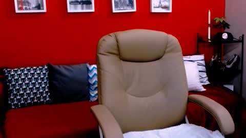 Snapshot of chantallovely chatting on 09.27.25 The Queen online show from 09.27.25