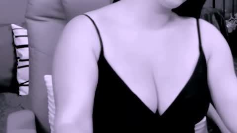 Snapshot of chantallovely chatting on 09.29.25 The Queen online show from 09.29.25