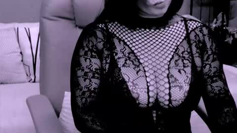 Snapshot of chantallovely chatting on 10.05.25 The Queen online show from 10.05.25