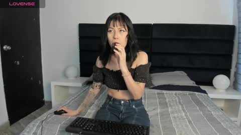 Snapshot of charlotte_knox chatting on 09.29.25 Charlotte online show from 09.29.25