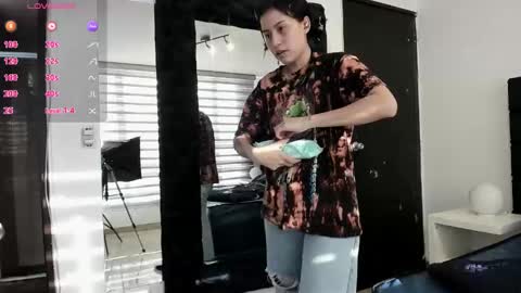 Snapshot of charlotte_knox chatting on 10.22.25 Charlotte online show from 10.22.25