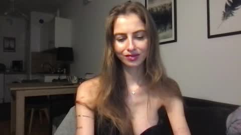 Snapshot of charlotte_roche chatting on 10.06.25 Charlotte Roche online show from 10.06.25