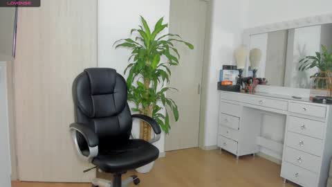 Snapshot of charlotte_tiller chatting on 12.13.24 Yuli online show from 12.13.24