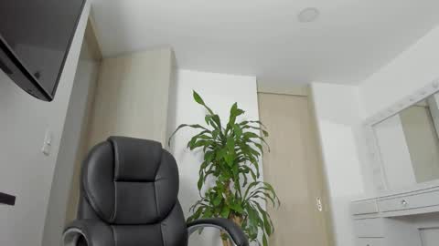 Snapshot of charlotte_tiller chatting on 10.10.25 Yuli online show from 10.10.25