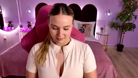 Snapshot of charlotteatwood chatting on 06.22.26 charlotteatwood online show from 06.22.26