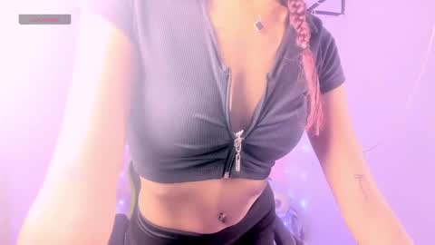 Snapshot of charlotteee_02 chatting on 09.30.25 charlotteee online show from 09.30.25