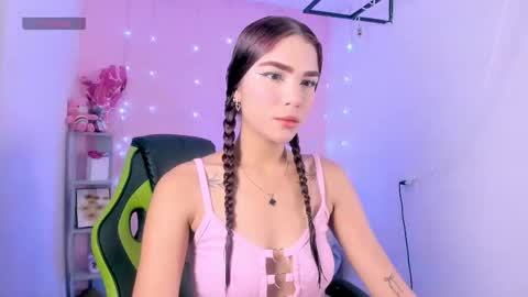 Snapshot of charlotteee_02 chatting on 10.04.25 charlotteee online show from 10.04.25