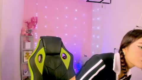 Snapshot of charlotteee_02 chatting on 10.17.25 charlotteee online show from 10.17.25