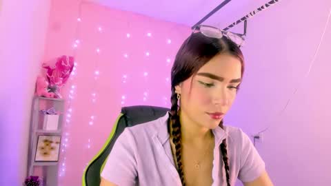 Snapshot of charlotteee_02 chatting on 11.04.25 charlotteee online show from 11.04.25