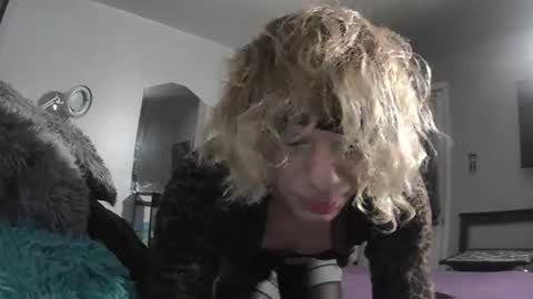 Snapshot of chaton_ds chatting on 10.23.25 Sarah online show from 10.23.25