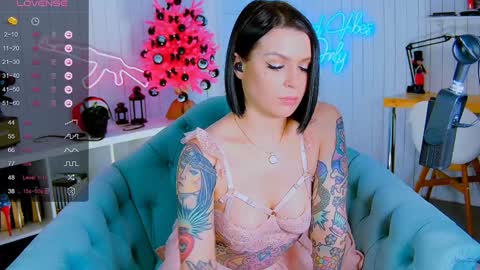 Snapshot of chaturkaterina chatting on 01.11.25 Miss Harmony online show from 01.11.25