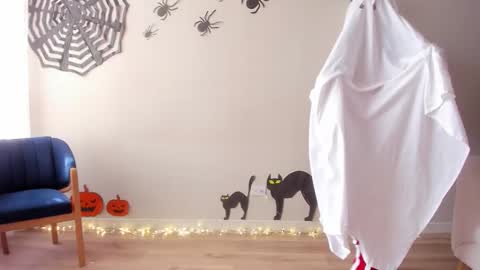 Snapshot of cheek_chic12 chatting on 10.29.25 Regina Phalange online show from 10.29.25