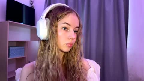 Snapshot of cherryrush951544 chatting on 10.21.25 Evie online show from 10.21.25