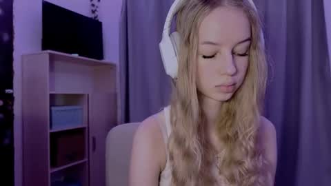 Snapshot of cherryrush951544 chatting on 10.28.25 Evie online show from 10.28.25