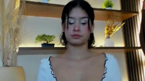 C H L O E  online show from 12.22.25