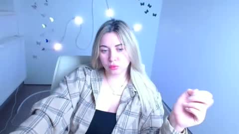 Snapshot of chloe_diva chatting on 11.23.25 Chloe online show from 11.23.25