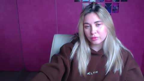 Snapshot of chloe_diva chatting on 11.25.25 Chloe online show from 11.25.25