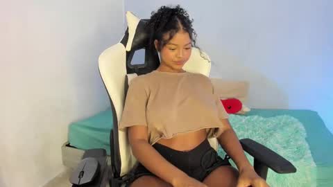 Snapshot of chloe_evans21 chatting on 03.10.25 chloe online show from 03.10.25