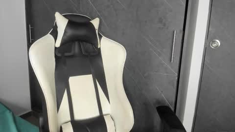 Snapshot of chloe_evans21 chatting on 10.24.25 chloe online show from 10.24.25