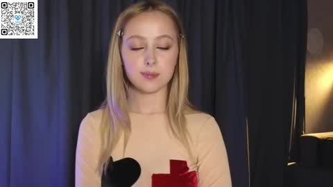 Snapshot of chloe_novel chatting on 10.10.25 Chloe online show from 10.10.25