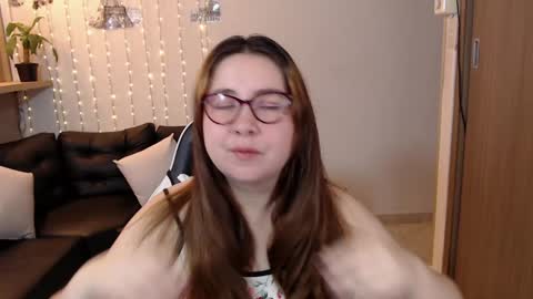 Snapshot of chloe_prg chatting on 02.05.25 chloe_prg online show from 02.05.25