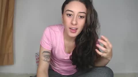 Snapshot of chloe_vahos chatting on 10.06.25 Chloe  online show from 10.06.25