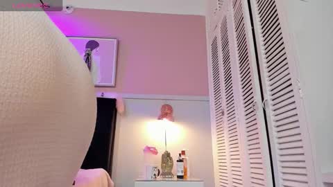 Snapshot of chloe_watson_ chatting on 10.25.25 online show from 10.25.25