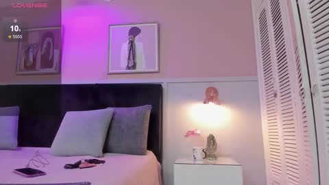 Snapshot of chloe_watson_ chatting on 10.29.25 online show from 10.29.25