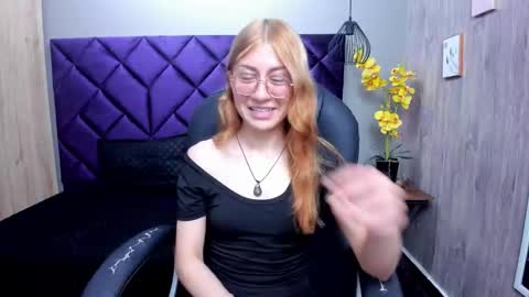 chloecampbell03 online show from 10.20.25