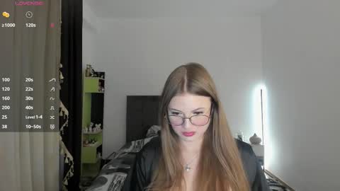 Snapshot of chloecrush chatting on 11.02.25 Chloe online show from 11.02.25