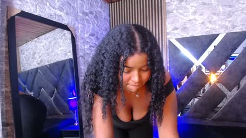 Snapshot of chloee_hs chatting on 12.21.24 chloee_hs online show from 12.21.24