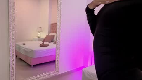 C H L O E  M O O N online show from 06.25.26