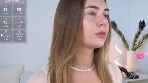 Snapshot of chloi_hes chatting on 09.22.25 chloi_hes online show from 09.22.25