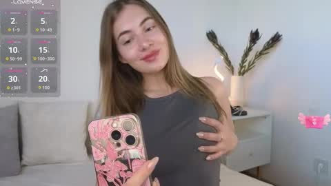 Snapshot of chloi_hes chatting on 09.23.25 chloi_hes online show from 09.23.25