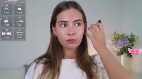 Snapshot of chloi_hes chatting on 10.09.25 chloi_hes online show from 10.09.25