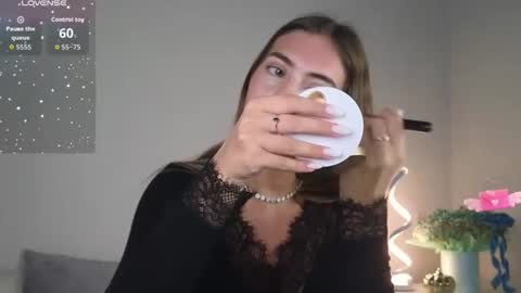 Snapshot of chloi_hes chatting on 10.23.25 chloi_hes online show from 10.23.25