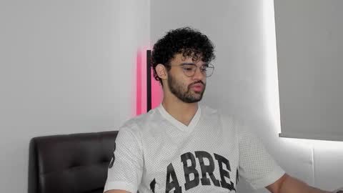 Im Chirs IM MODEL INDEPENDT online show from 09.12.25