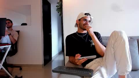 Im Chirs IM MODEL INDEPENDT online show from 12.15.25