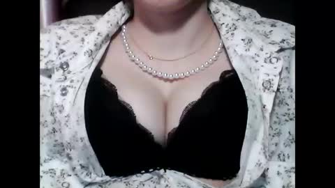 Snapshot of christine40211 chatting on 01.06.25 christine40211 online show from 01.06.25