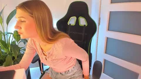 Christine Cardo online show from 09.27.25