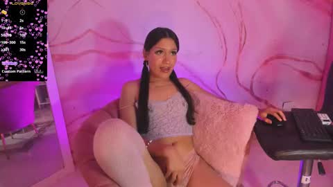 Snapshot of cinnamon_sue chatting on 02.15.26 cinnamon_sue online show from 02.15.26