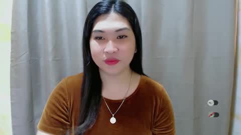 Snapshot of clairewntr_ chatting on 12.11.24 CLAIRE online show from 12.11.24