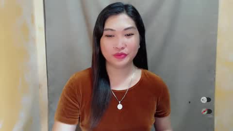 Snapshot of clairewntr_ chatting on 12.12.24 CLAIRE online show from 12.12.24