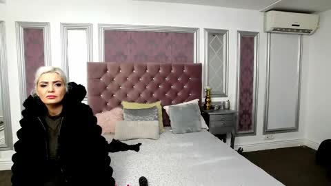 Snapshot of claragarner chatting on 12.01.24 Clara online show from 12.01.24