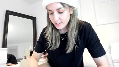 Snapshot of cleolane chatting on 12.23.24 Cleolane online show from 12.23.24