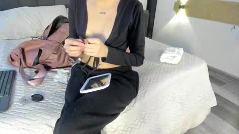 cleowhite_ online show from 09.09.25