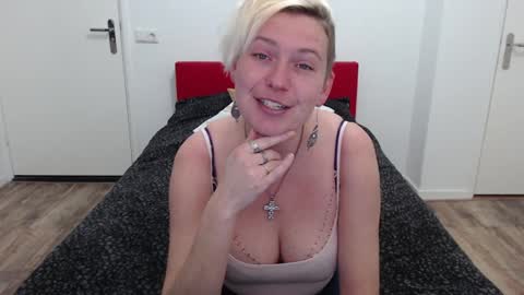 Snapshot of clittytastic chatting on 01.20.25 Syl online show from 01.20.25