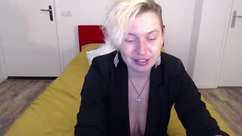 Snapshot of clittytastic chatting on 02.21.25 Syl online show from 02.21.25